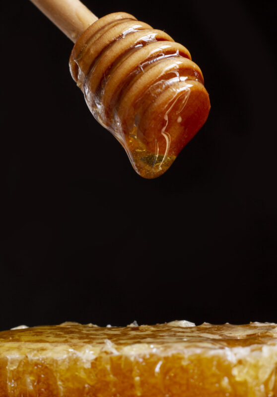 wooden-honey-dipper-with-honeycomb-beeswax wooden-honey-dipper-with-honeycomb-beeswax